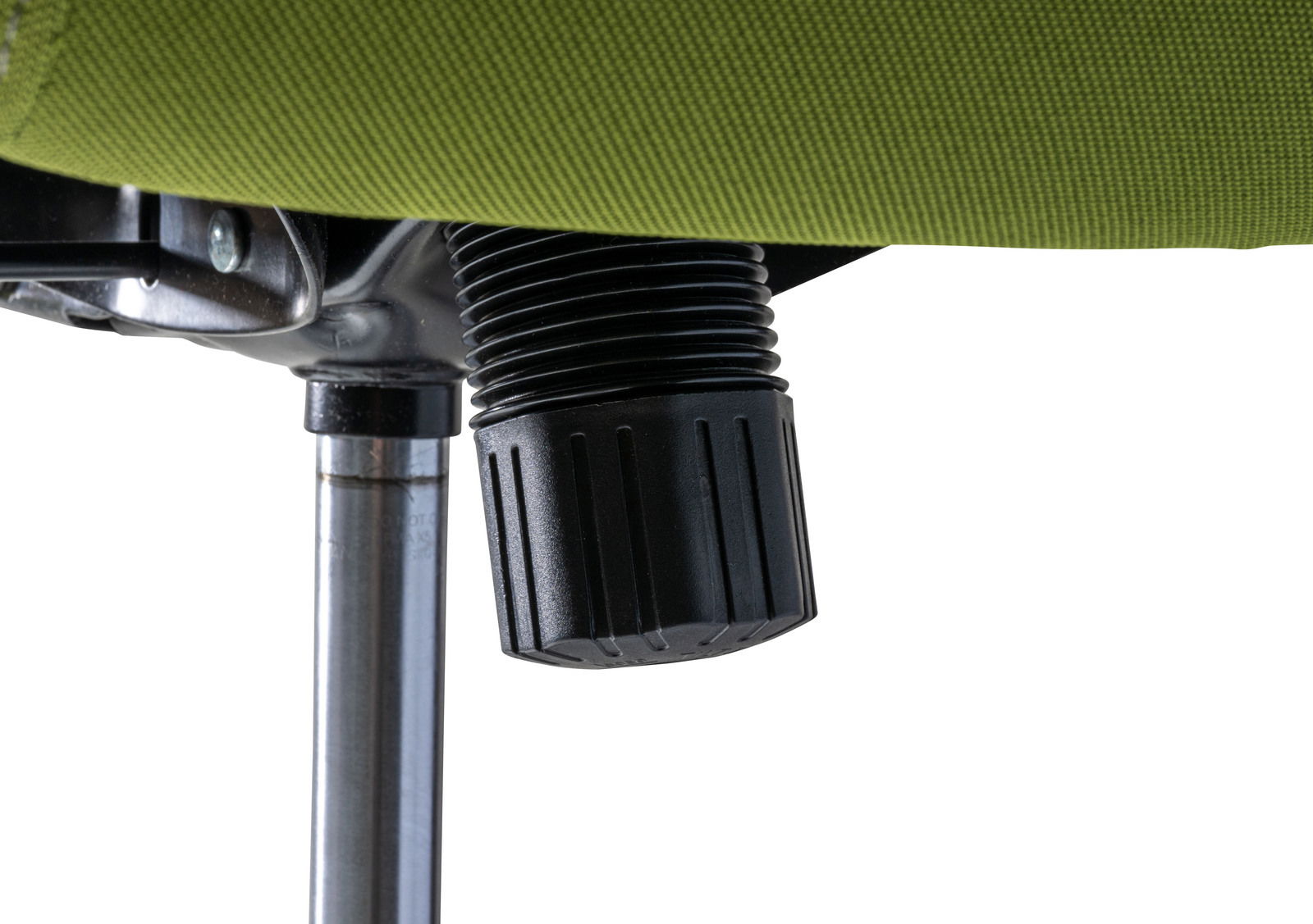 Nahaufnahme der Unterseite eines Drehstuhls mit grünem Stoffbezug und schwarzem Einstellknopf.