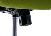 Nahaufnahme der Unterseite eines Drehstuhls mit grünem Stoffbezug und schwarzem Einstellknopf.