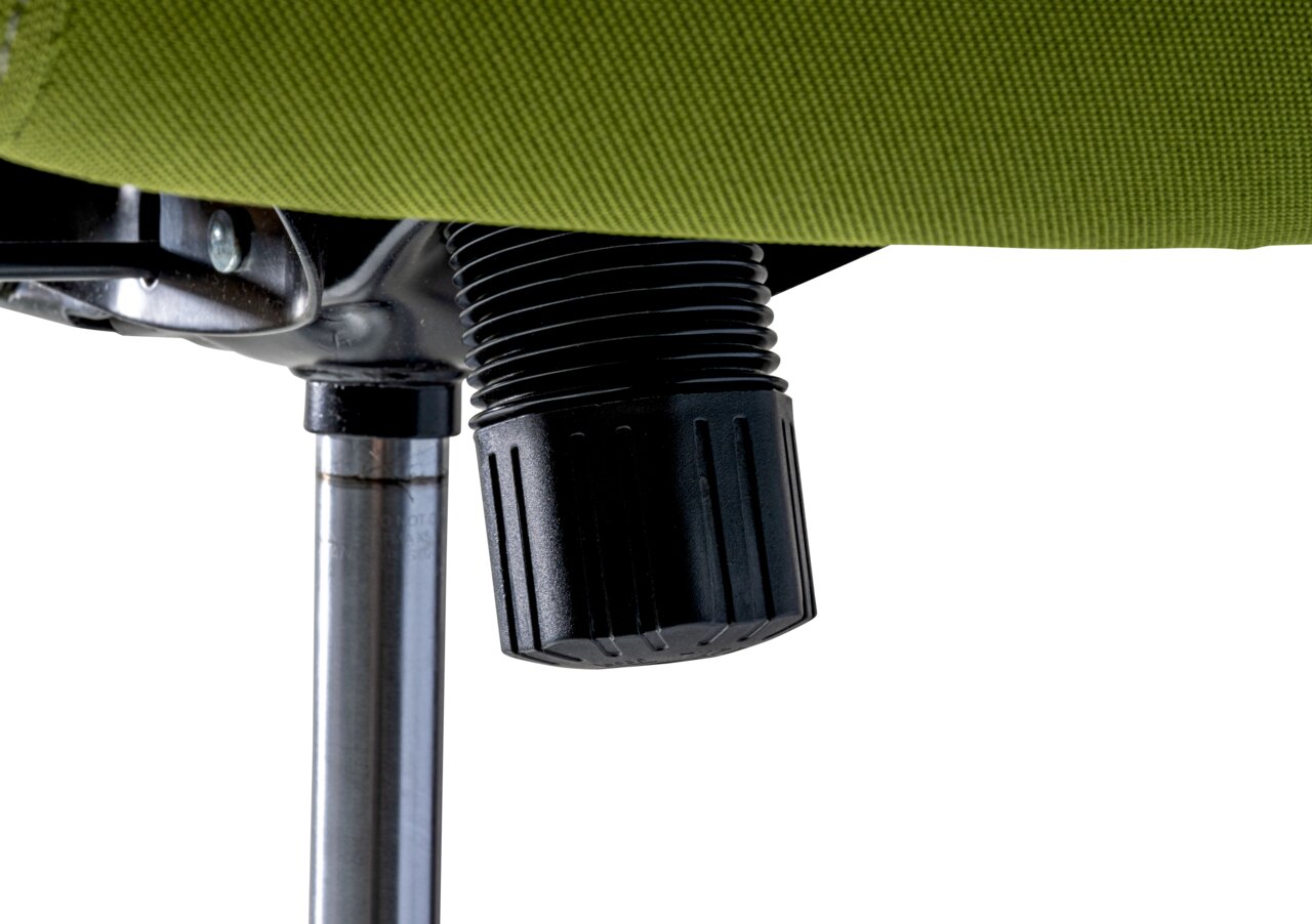 Close-up van de onderkant van een draaistoel met groene stoffen bekleding en een zwarte verstelknop.