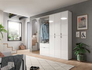 Moderner weißer Spiegelschrank in einem stilvollen Wohnzimmer, seitliche Perspektive