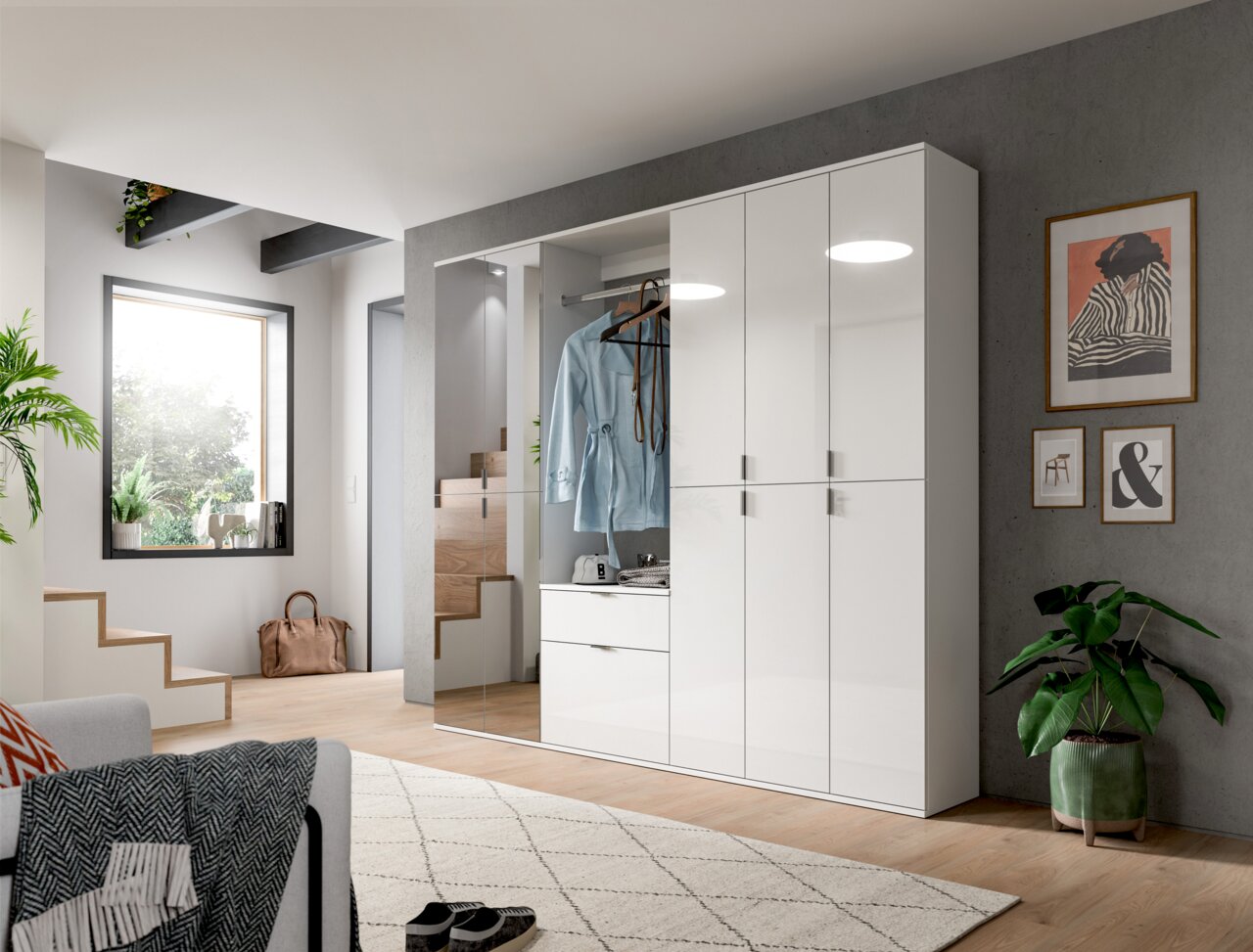 Moderner weißer Spiegelschrank in einem stilvollen Wohnzimmer, seitliche Perspektive