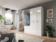 Moderner weißer Spiegelschrank in einem stilvollen Wohnzimmer, seitliche Perspektive