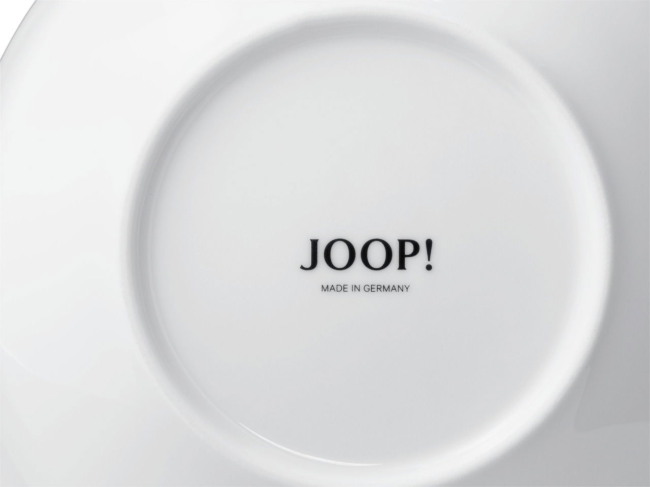 Rückseite eines weißen Tellers mit der Aufschrift 'JOOP! MADE IN GERMANY'.