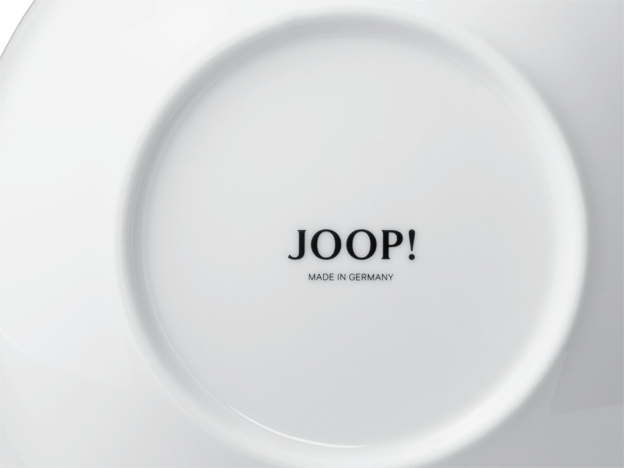 Rückseite eines weißen Tellers mit der Aufschrift 'JOOP! MADE IN GERMANY'.
