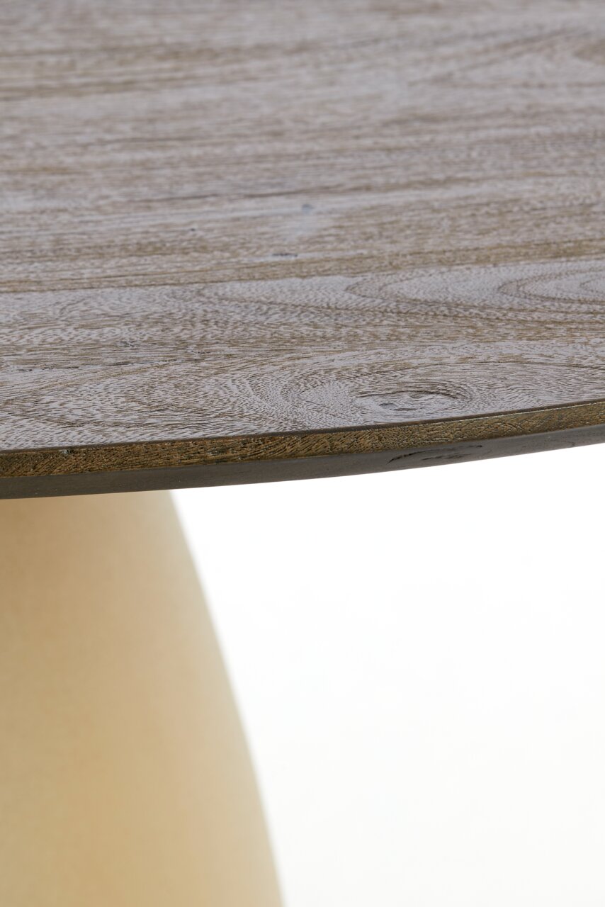 Close-up van een eettafel met houten blad en afgeronde randen, gezien vanaf de zijkant