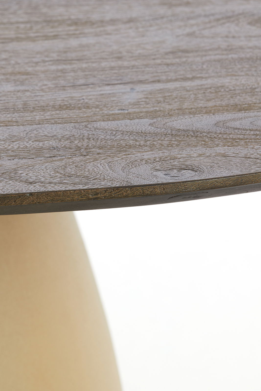 Nahaufnahme eines Esstisches mit Holzoberfläche und abgerundeter Kante, seitliche Perspektive