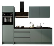 Moderne Küchenzeile in mattem Grün mit integriertem Backofen, Dunstabzugshaube, Spüle und Oberschränken, frontal betrachtet.