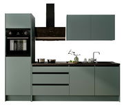 Moderne Küchenzeile in mattem Grün mit integriertem Backofen, Dunstabzugshaube, Spüle und Oberschränken, frontal betrachtet.