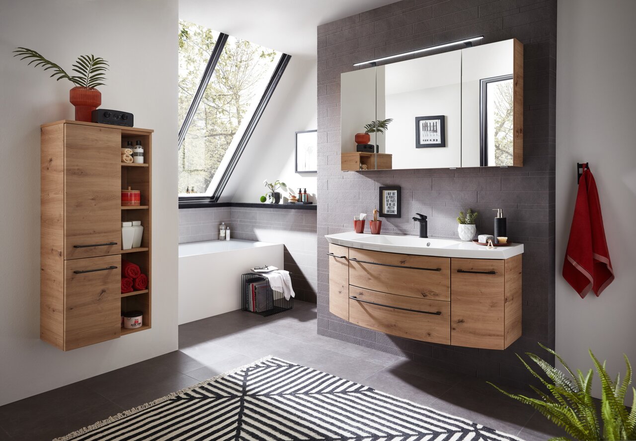 Moderner Midischrank aus Holz in einem stilvollen Badezimmer, seitliche Perspektive
