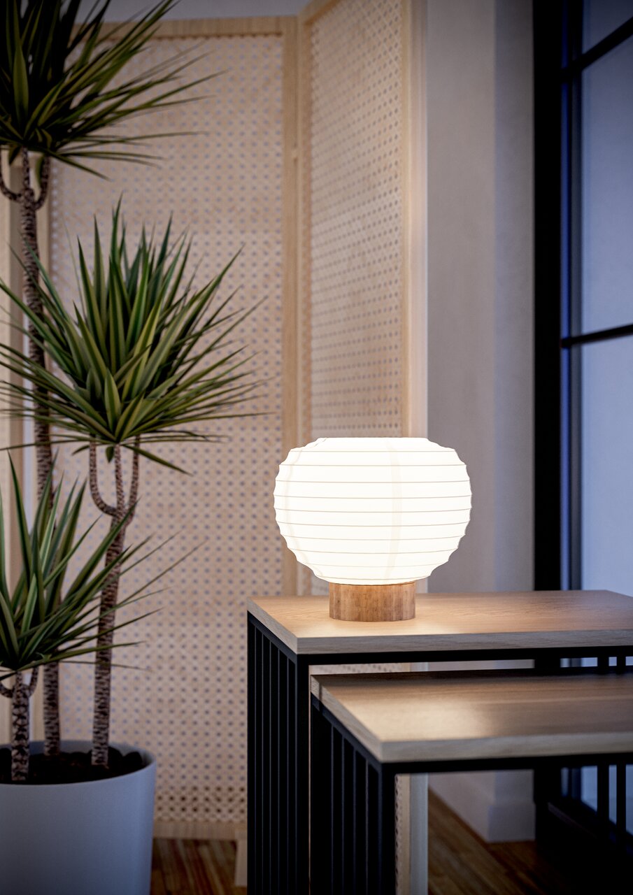 Moderne Tischleuchte SUMMERHILL mit rundem, weißem Lampenschirm auf einem Holztisch, seitliche Perspektive.