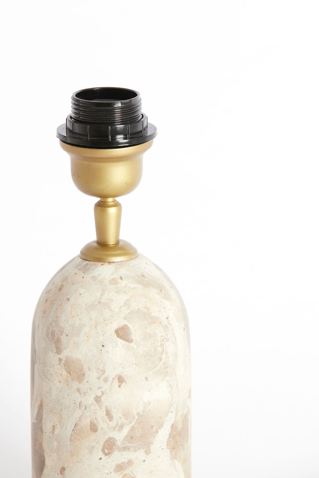 Nahaufnahme eines Lampenfußes aus Marmor mit goldener Fassung, seitliche Perspektive