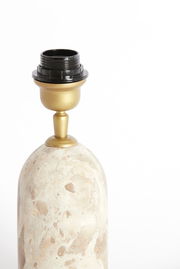 Nahaufnahme eines Lampenfußes aus Marmor mit goldener Fassung, seitliche Perspektive