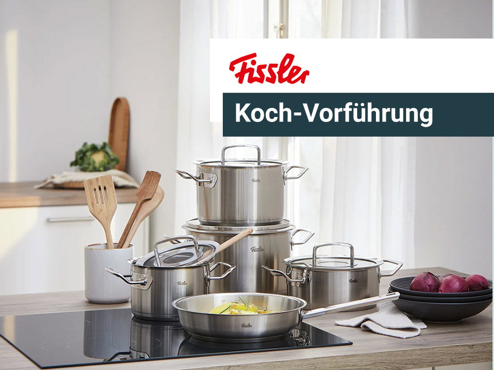Eine moderne Küche mit Fissler-Kochgeschirr, einschließlich Töpfen und Pfannen, neben Holzutensilien und frischem Gemüse.