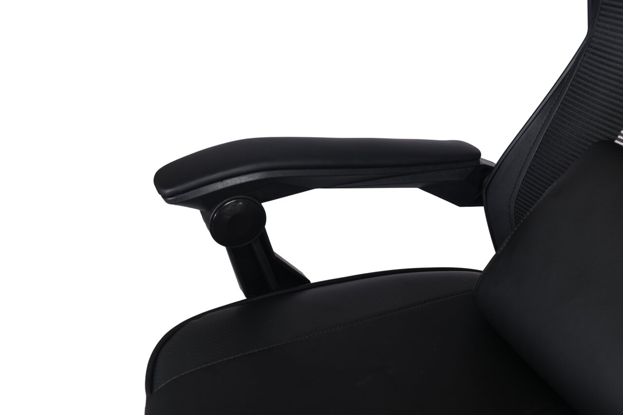 Nahaufnahme eines schwarzen Gaming-Stuhls mit Armlehne, seitliche Perspektive