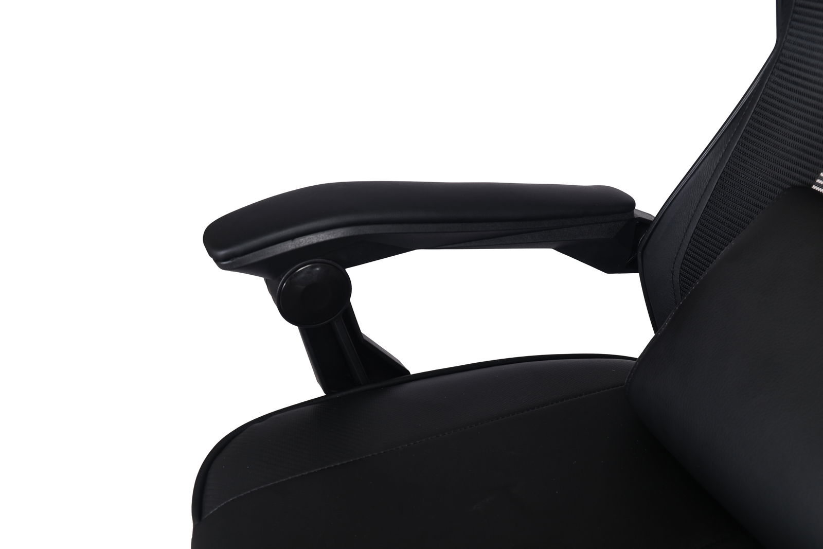 Nahaufnahme eines schwarzen Gaming-Stuhls mit Armlehne, seitliche Perspektive