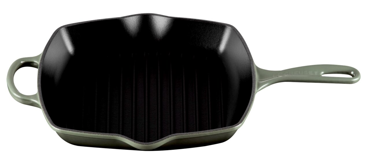 LE CREUSET Grillpfanne 26 cm Thyme SIGNATURE Grüne quadratische Grillpfanne mit Rillen, aus der Vogelperspektive fotografiert.