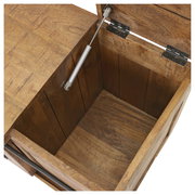 Offene Kommode aus Holz mit Blick von oben, zeigt den Innenraum und die Scharniere.