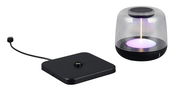 Akku-Tischleuchte mit transparentem Schirm und schwarzem Sockel, daneben eine schwarze Ladestation mit Kabel, seitliche Perspektive