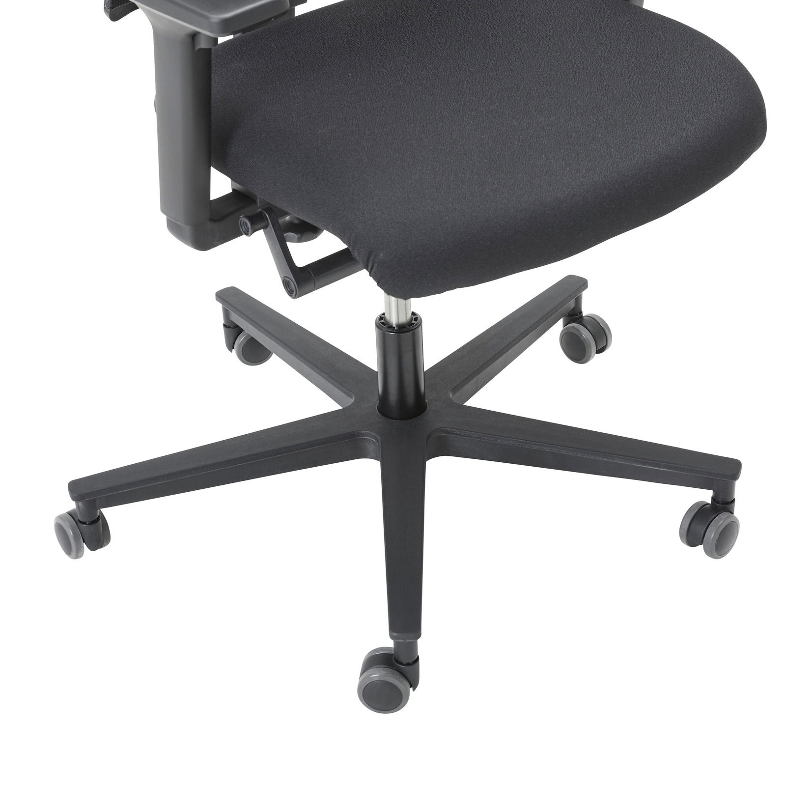 Schwarzer Drehstuhl mit Armlehnen und fünf Rollen, seitliche Perspektive auf Sitzfläche und Fußkreuz.