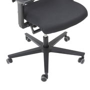 Schwarzer Drehstuhl mit Armlehnen und fünf Rollen, seitliche Perspektive auf Sitzfläche und Fußkreuz.