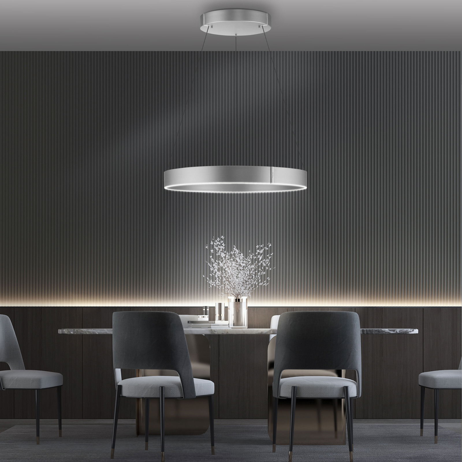 Moderne Pendelleuchte PURE E-CLIPSE in einem eleganten Esszimmer, von unten betrachtet.