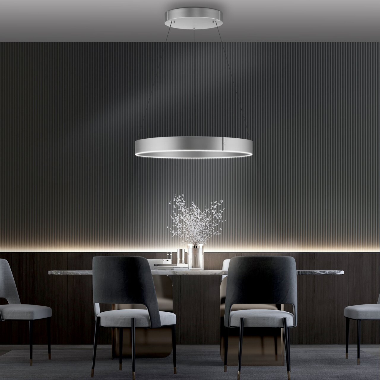 Moderne Pendelleuchte PURE E-CLIPSE in einem eleganten Esszimmer, von unten betrachtet.