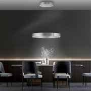 Moderne Pendelleuchte PURE E-CLIPSE in einem eleganten Esszimmer, von unten betrachtet.