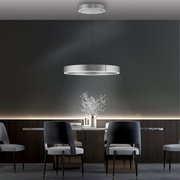 Moderne Pendelleuchte PURE E-CLIPSE in einem eleganten Esszimmer, von unten betrachtet.