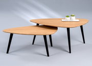 Zwei moderne Couchtische mit dreieckigen Holzplatten und schwarzen Beinen, aus seitlicher Perspektive fotografiert.