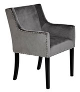 Grauer Stuhl mit Armlehnen und Nietenverzierung, seitliche Perspektive