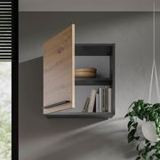 Moderner Hängeschrank mit geöffneter Holztür, Bücher und Schalen im Inneren, seitliche Perspektive