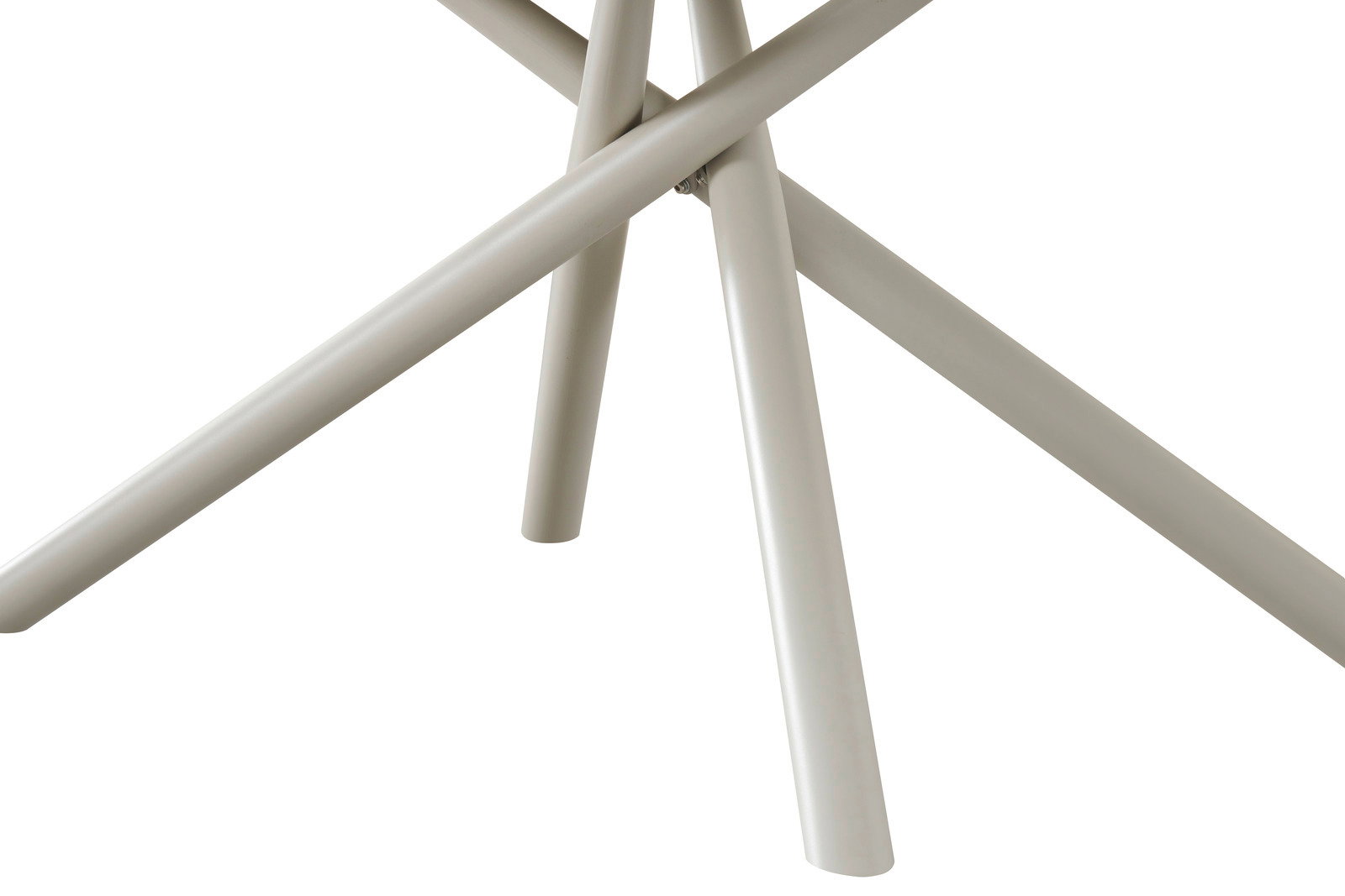 Nahaufnahme der Tischbeine eines Esstisches aus Metall in schräger Perspektive.