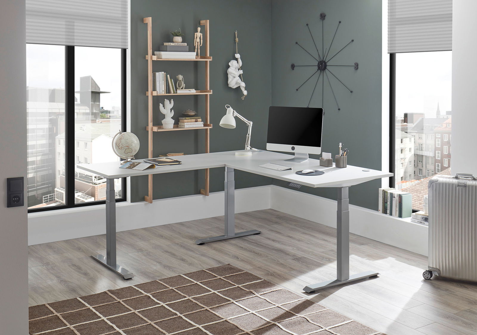 Moderner E-Eckschreibtisch in einem stilvollen Büro mit Blick auf die Stadt, aus der Perspektive von vorne rechts.