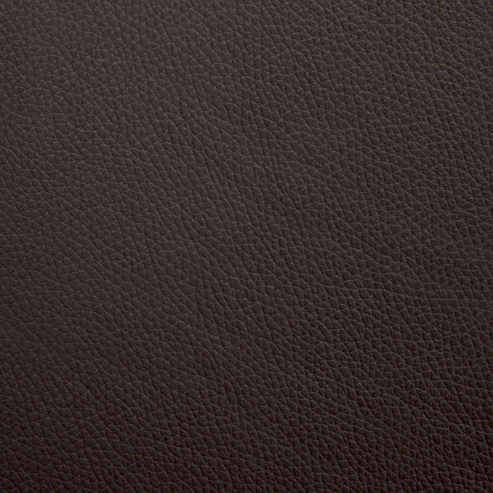 Nahaufnahme der dunkelbraunen Lederstruktur eines Ohrensessels