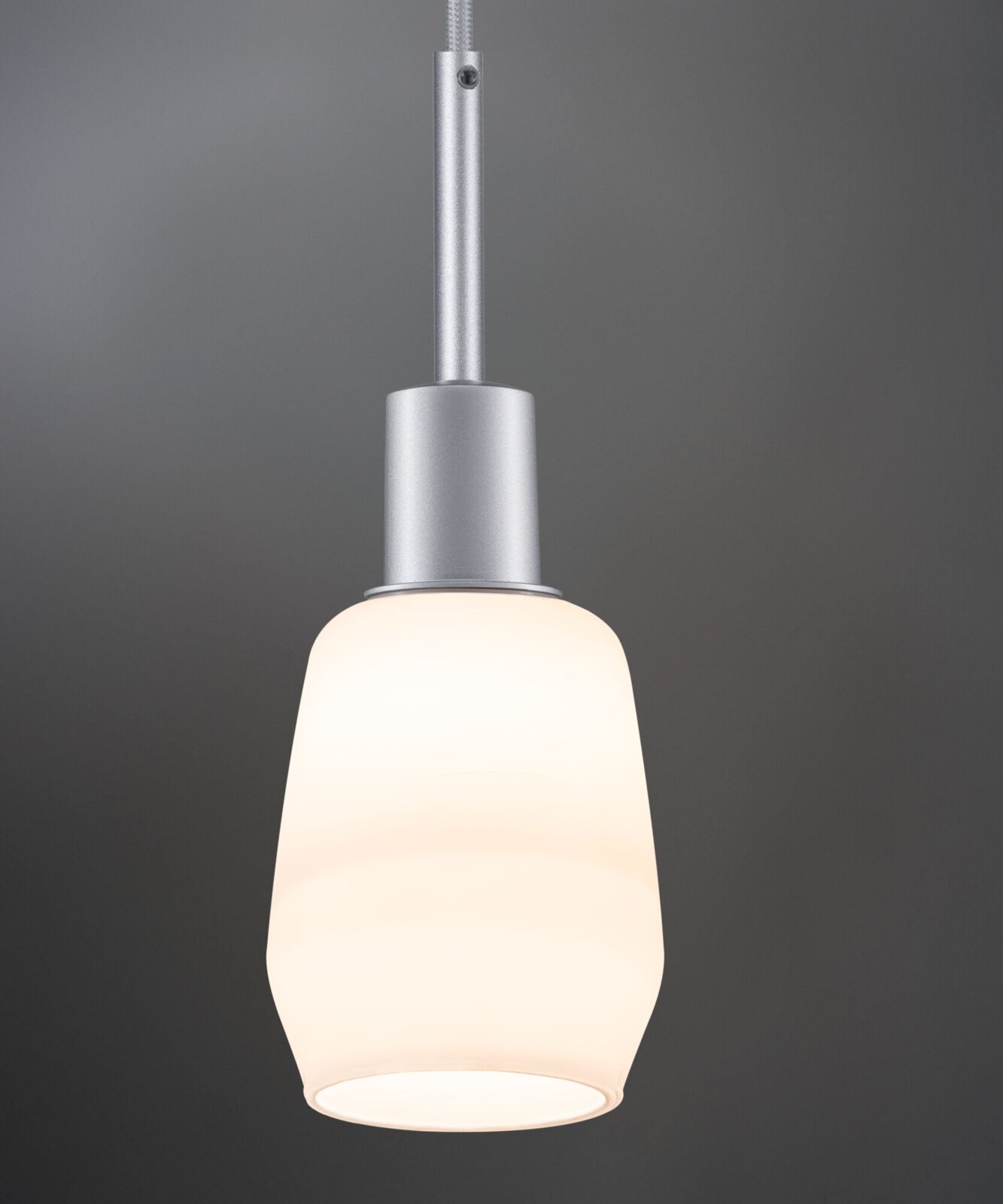 Moderne hanglamp met een matzilveren behuizing en een witte glazen lampenkap, zijaanzicht