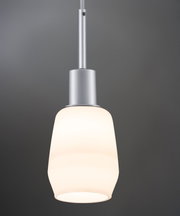 Moderne hanglamp met een matzilveren behuizing en een witte glazen lampenkap, zijaanzicht