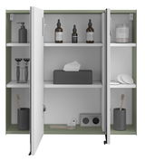 Geöffneter Spiegelschrank mit zwei Türen, gefüllt mit Pflegeprodukten und Zahnbürsten, aus frontaler Perspektive.