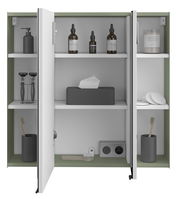 Geöffneter Spiegelschrank mit zwei Türen, gefüllt mit Pflegeprodukten und Zahnbürsten, aus frontaler Perspektive.