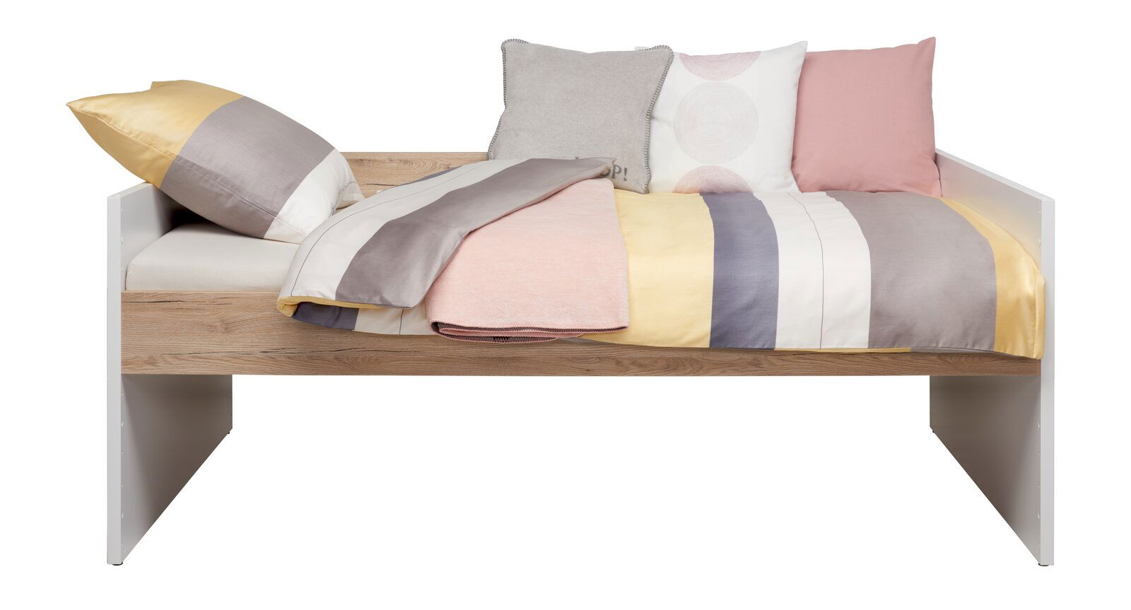 Kojenbett mit bunter Bettwäsche und Kissen, seitliche Perspektive