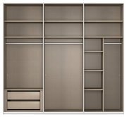 Frontale Ansicht eines Schwebetürenschranks mit mehreren Regalfächern, Kleiderstangen und Schubladen in einem modernen Design.