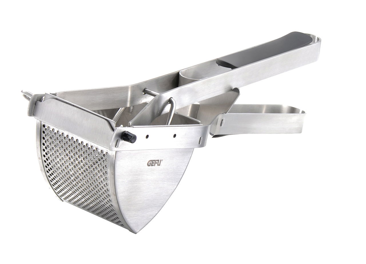 Kartoffelpresse aus Edelstahl in seitlicher Perspektive