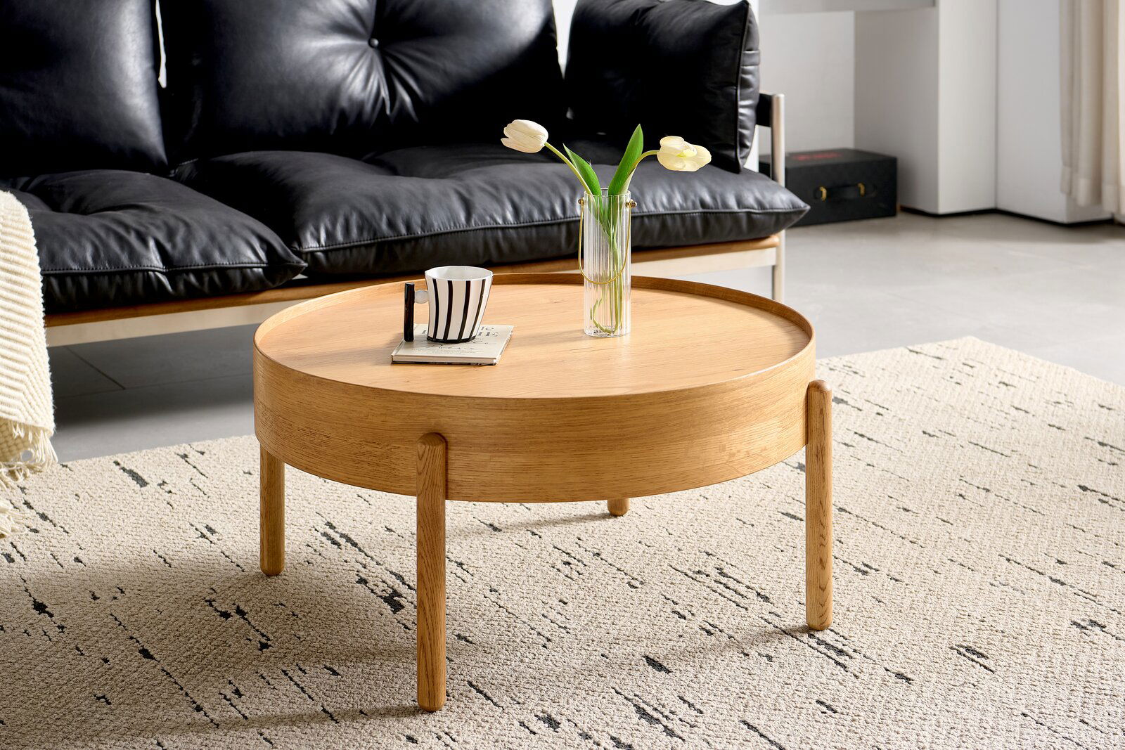 Z2 Couchtisch CHARLEEN Runder Couchtisch aus Holz in einem modernen Wohnzimmer, seitliche Perspektive