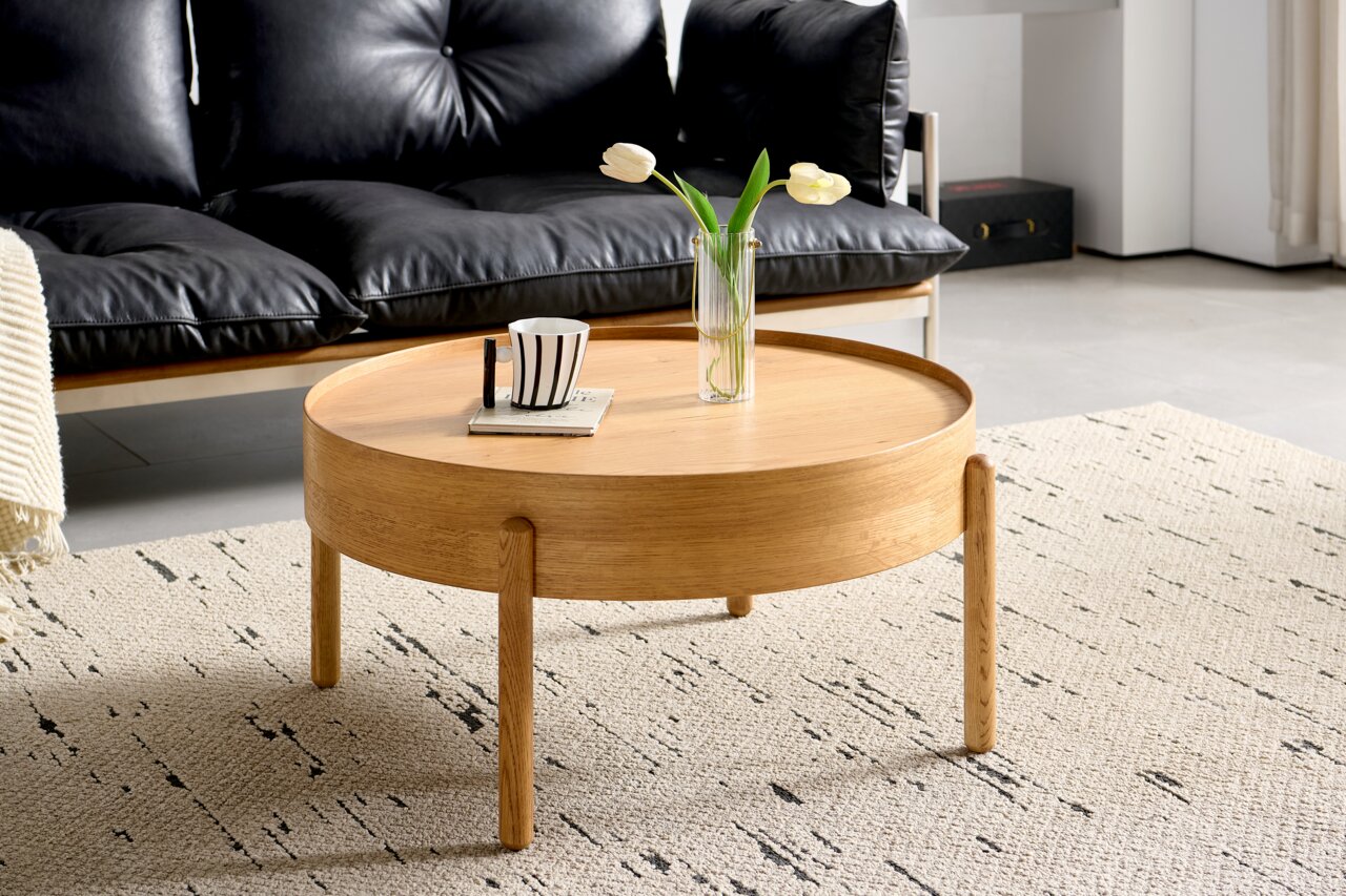 Runder Couchtisch aus Holz in einem modernen Wohnzimmer, seitliche Perspektive