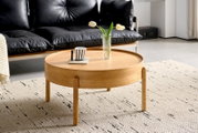 Runder Couchtisch aus Holz in einem modernen Wohnzimmer, seitliche Perspektive