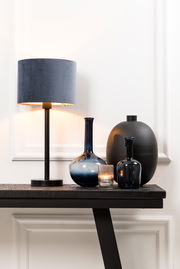 Moderner Lampenfuß WASHINGTON mit blauem Lampenschirm, seitliche Perspektive, auf einem Tisch mit dekorativen Vasen.