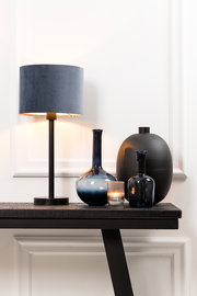 Moderner Lampenfuß WASHINGTON mit blauem Lampenschirm, seitliche Perspektive, auf einem Tisch mit dekorativen Vasen.