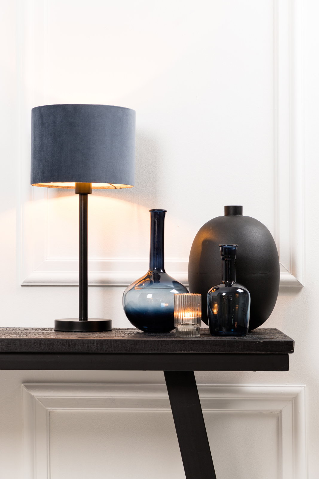 Moderner Lampenfuß WASHINGTON mit blauem Lampenschirm, seitliche Perspektive, auf einem Tisch mit dekorativen Vasen.