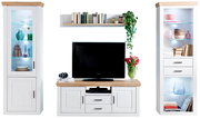 Wohnwand im Landhausstil in Weiß mit Holzoberflächen, bestehend aus zwei hohen Vitrinen mit Glasböden und LED-Beleuchtung, TV-Lowboard mit Schubladen und Türen sowie Wandboard; Frontalansicht.