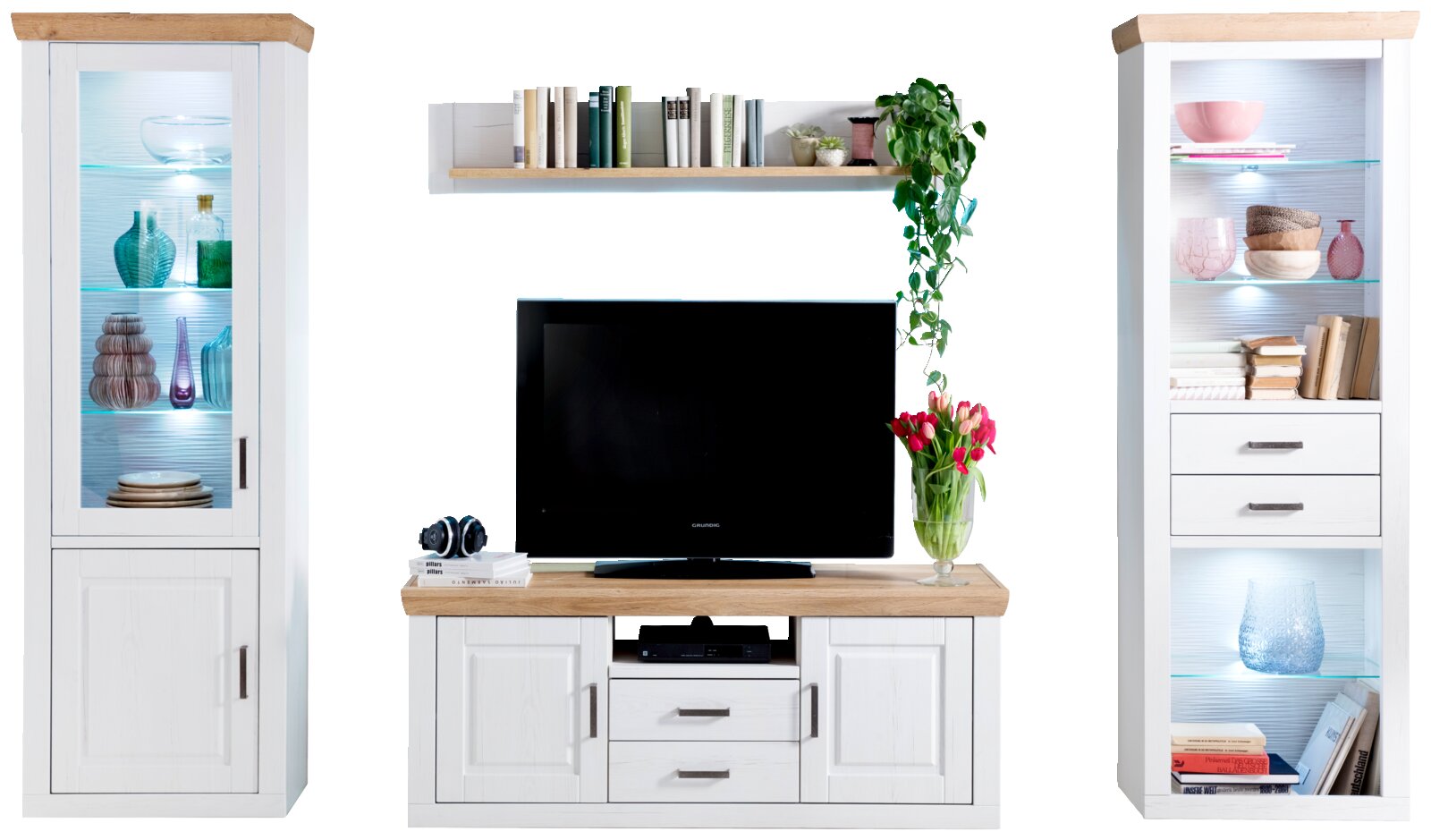 Wandmeubel in landhuisstijl in wit met houten afwerkingen, bestaande uit twee hoge vitrinekasten met glazen planken en ledverlichting, een tv-lowboard met lades en deuren en een wandplank vooraanzicht.