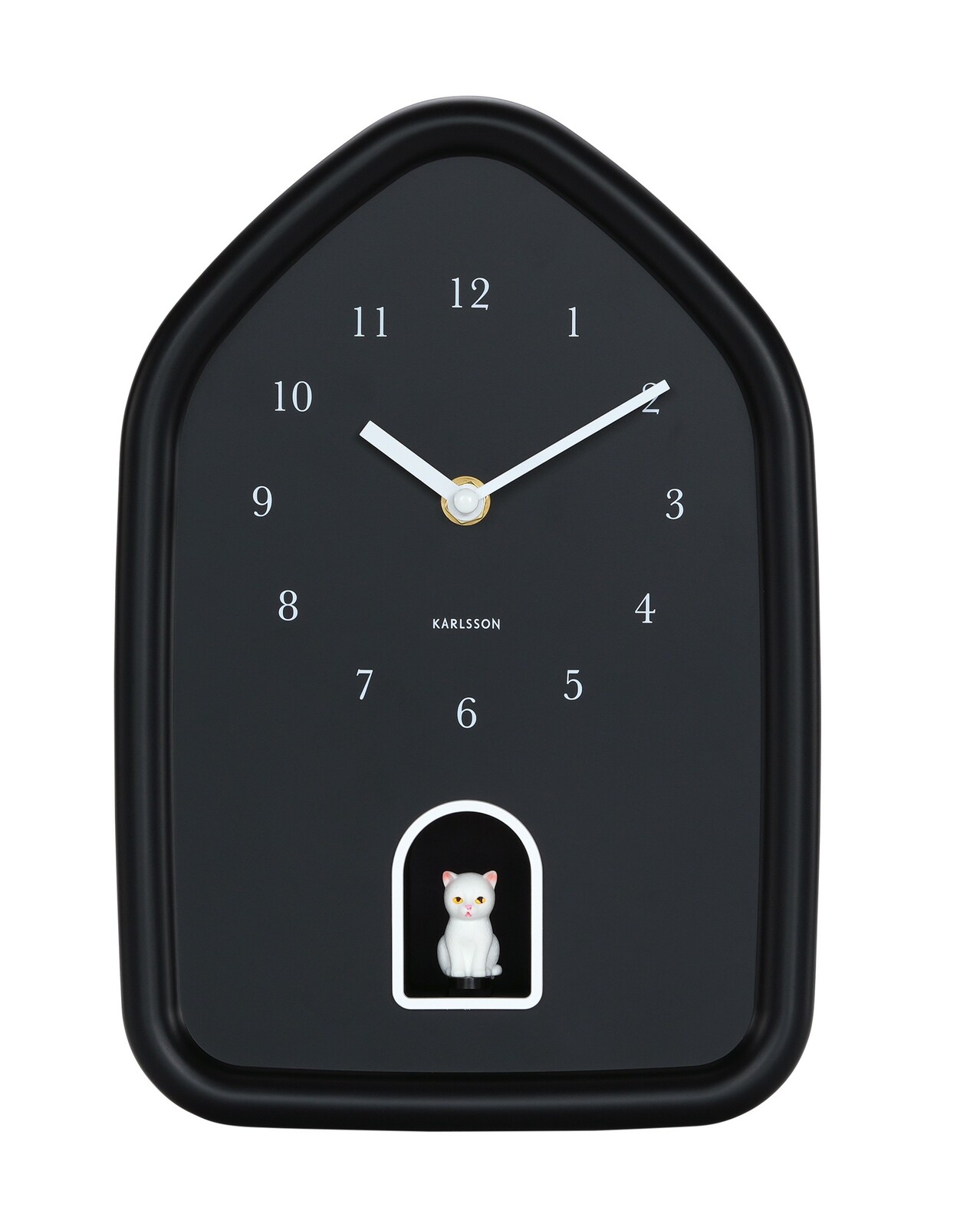 Schwarze Wanduhr in Hausform mit weißen Ziffern und Zeigern, darunter eine kleine weiße Katzenfigur in einer Öffnung. Frontalansicht.